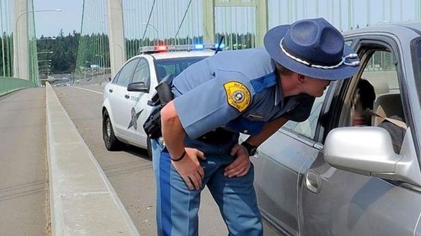 ”Un bebeluș stă pe locul șoferului, în mers”. Ce a găsit poliția într-o mașină întrece imaginația