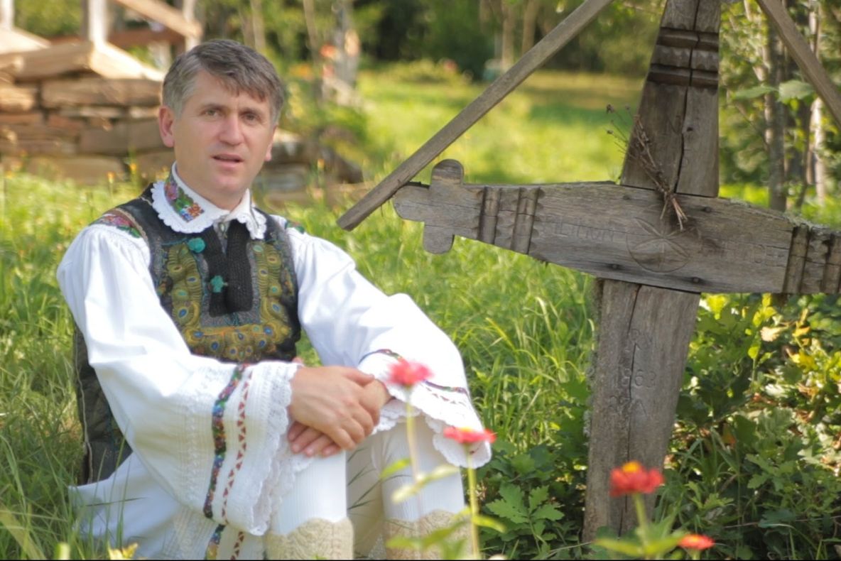 Un cântăreţ de muzică populară din România are un număr unic la maşină - FOTO