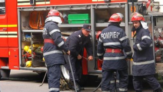 Incendiu violent într-un apartament din Constanţa. Pericol de explozie 