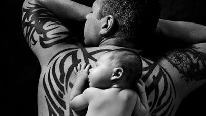 Pare o imagine adorabilă, dar ascunde un secret neplăcut. Ce a pățit acest tată când a pozat așa