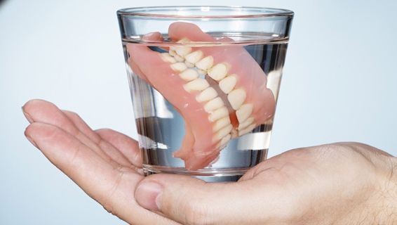 Culmea sărăciei la români: Pe internet se vând proteze dentare second hand