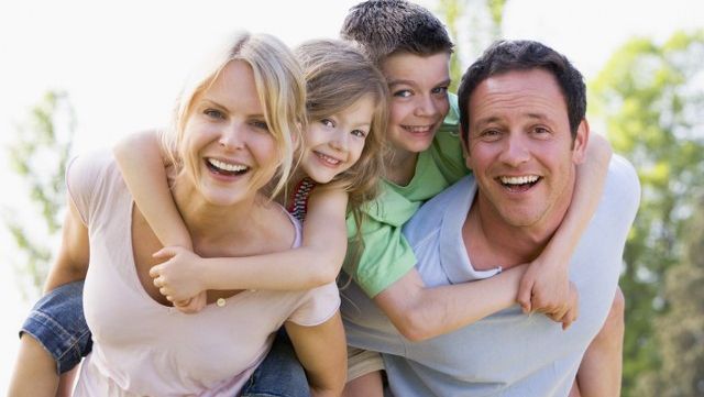 Teoria unui medic din SUA: De ce părinții nu trebuie să își sărute copiii pe gură 