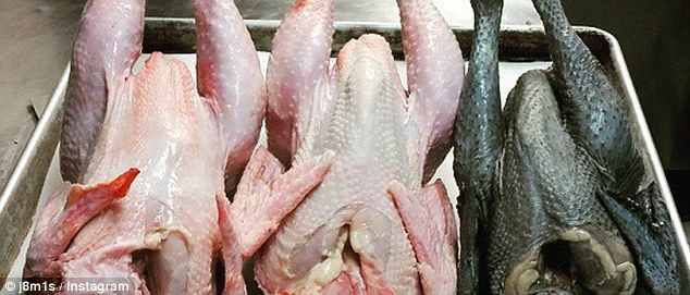 Această fotografie nu este un trucaj. Unde se găseşte puiul de găină care are carnea neagră