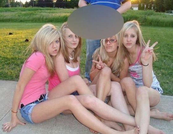 S-au așezat pentru o poză de grup, dar puștiul a făcut asta în spatele lor