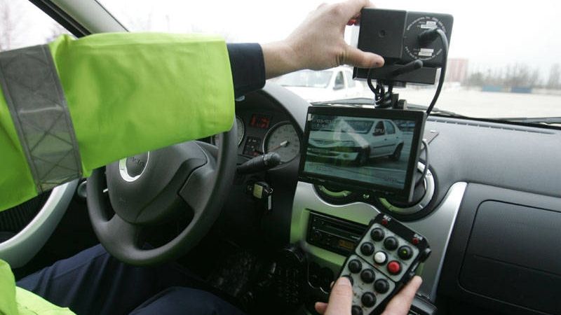 Inconștiență la volan! Un tânăr a dat peste cap radarul polițiștilor pe Autostrada A3