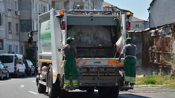 Un angajat de la salubritate, rănit după ce autoutilitara a luat foc din cauza unor tuburi de spray