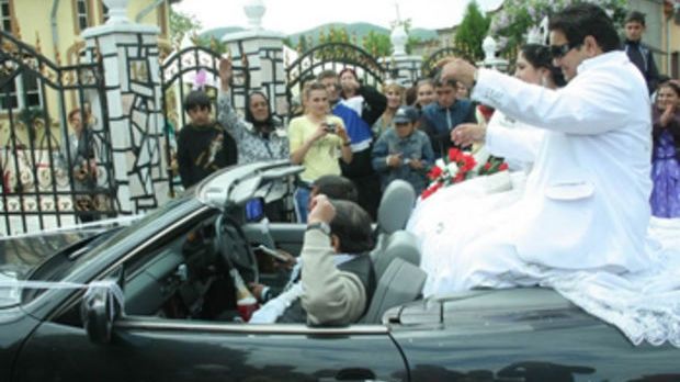 Nuntă în cartier printre blocuri. Extravaganţă şi mult fast 