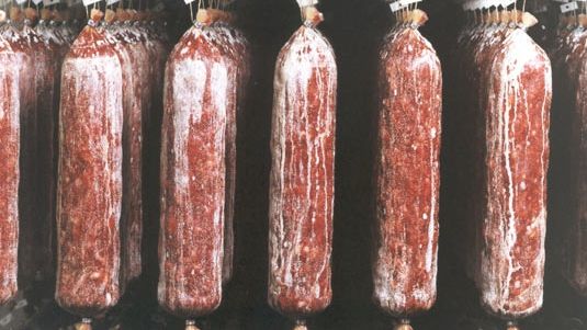 Cum este preparat salamul. Iată ce ingrediente periculoase poate conţine!