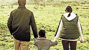 Noi reglementări privind îngrijirea copiilor cu părinții plecați în străinătate, aprobate de Guvern 