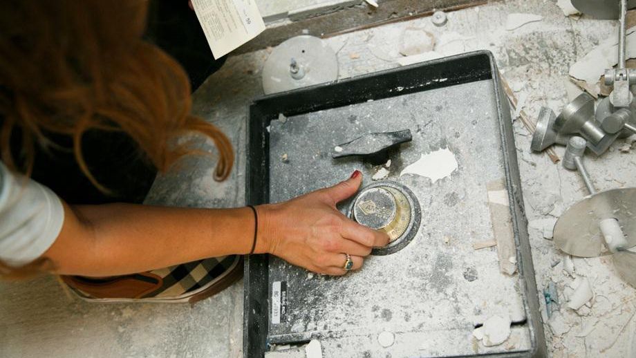 Renovau bucătăria, când au găsit un seif în perete. S-au mirat când au văzut ce era în el