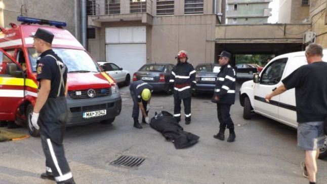 Sinucidere. S-a aruncat în gol de la etajul 8. Ce plănuise cu vecina, cu o zi înainte, de neînţeles