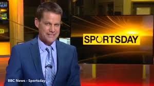 Gafa copilărească a unui prezentator BBC. După colega sa care se pieptăna, a fost filmat făcând asta