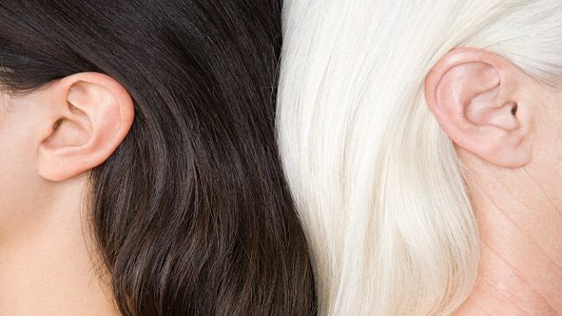 Acest amestec natural vă scapă de părul alb 