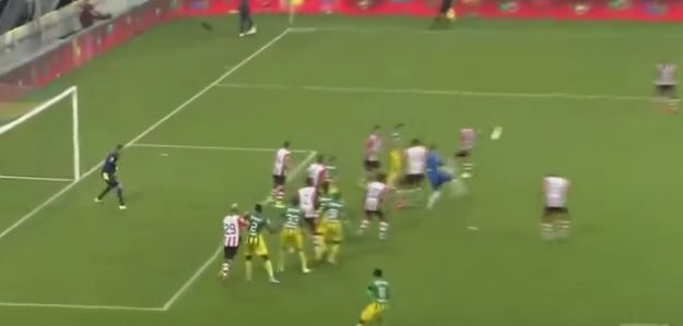 Gol senzaţional marcat de un portar, în prelungirile unui meci. Asta e execuţia anului, fără dubii!