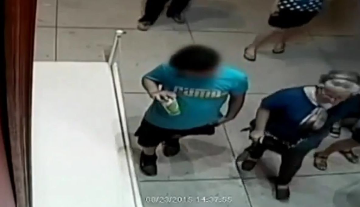 "Accident" la muzeu: s-a împiedicat şi a găurit un tablou în valoare de 1,5 milioane de dolari