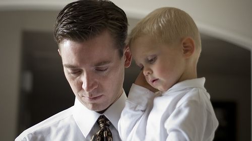 Un bărbat ajunge târziu de la muncă. La uşă îl aşteapta fiul lui de cinci ani 