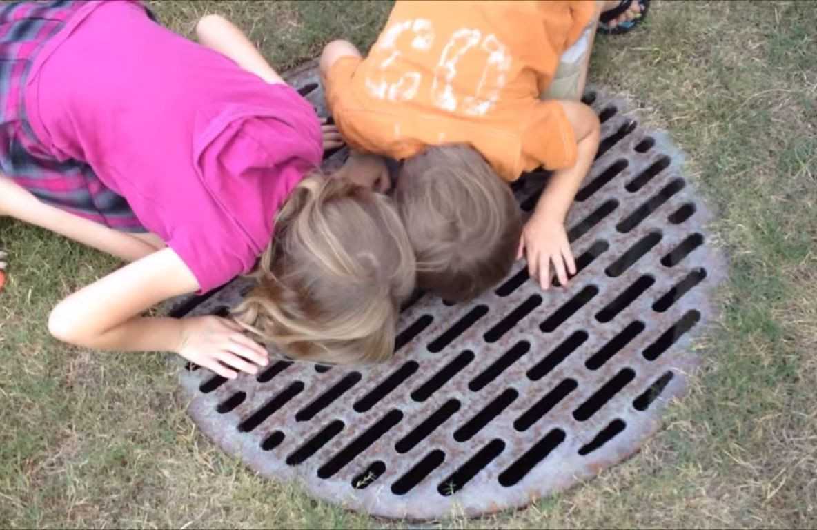 Au auzit zgomote ciudate dintr-o canalizare. Au ridicat capacul și s-au îngrozit când au văzut asta