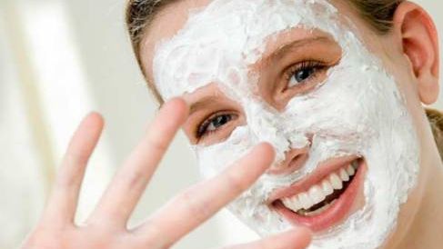 S-a spălat pe faţă timp de mai multe zile cu pastă de dinţi. Efectul a fost incredibil 