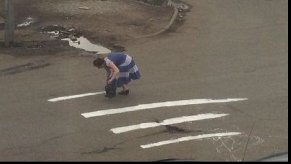 Uimitor: Nemulţumită de aglomeraţie, o femeie şi-a făcut propria ei trecere de pietoni