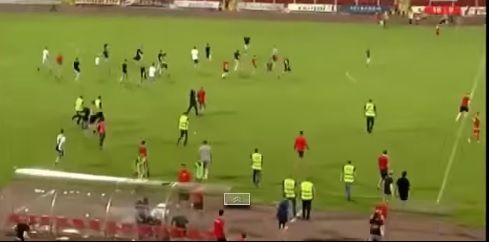 Groaznic! Fanii lui ŢSKA Sofia au invadat terenul pentru a-i "măcelări" pe jucătorii echipei adverse