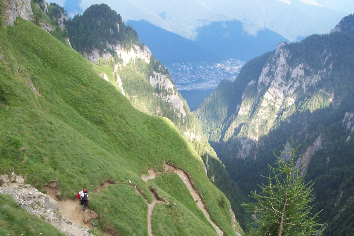 Turişti blocaţi în Masivul Bucegi: Şase persoane sunt căutate de salvamontişti. Două sunt rănite