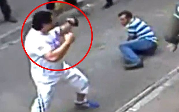 Un irlandez s-a bătut cu un grup de 20 de turci furioși. Cine a învins?