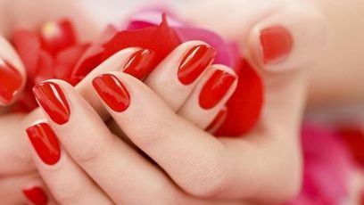 Cinci greşeli pe care le faci când îţi aplici oja 