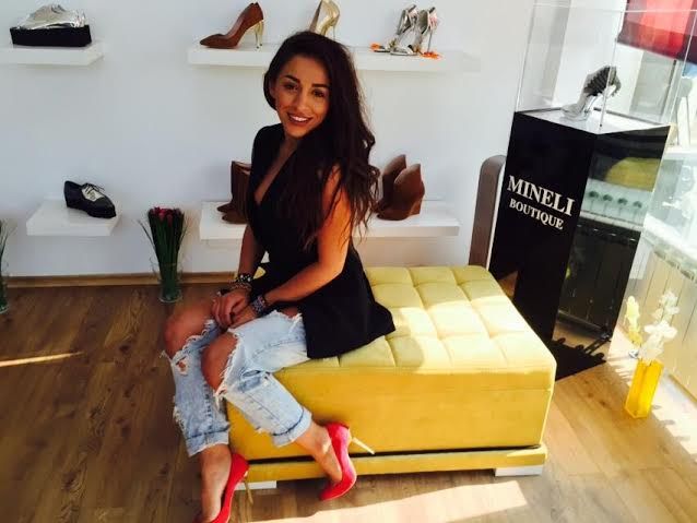 Pentru viitorul său videoclip, Ruby și-a luat încălțări exclusiviste. Nu au fost lansate încă