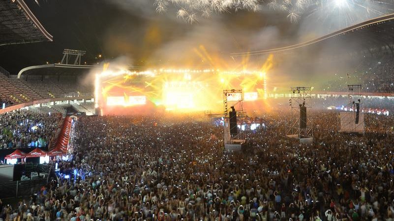 La asta nu te-ai fi aşteptat! Un tânăr dansează cu fierul de călcat în mână la Untold 