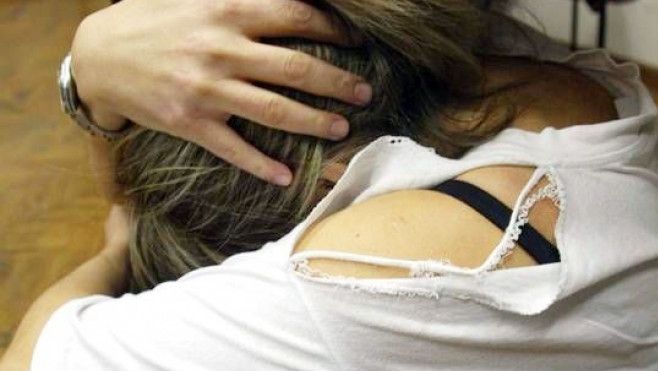 Au violat o tânără într-un beci. După doi ani de la abuz au fost trimişi în judecată