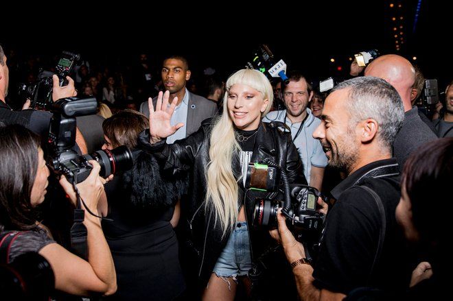 Săptămâna Modei la New York. Încălţăminte în culori electrizante, inclusiv la bărbaţi 