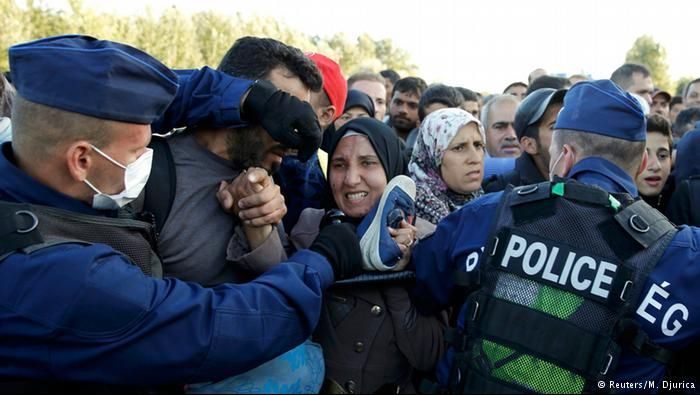 O jurnalistă din Ungaria, concediată după ce a lovit imigranți VIDEO