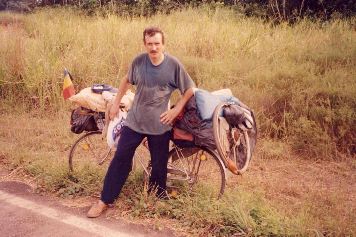 Fiul lui Virgil Galațanul, care a străbătut pe bicicletă 120 de țări, țintește Cartea Recordurilor