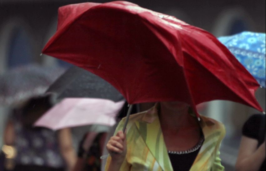 VREME EXTREMĂ în weekend. Jumătate de țară sub cod de caniculă, jumătate sub urgii HARTA