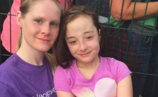 Revoltător. Ce mesaj a găsit o mamă pe parbrizul mașinii. A început să plângă când l-a citit