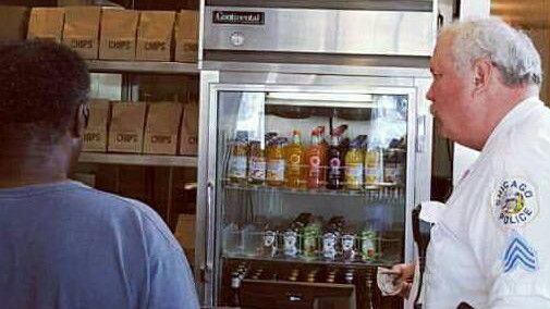 Lua masa la restaurant când a văzut ceva pe fereastră. E impresionant ce a făcut mai departe