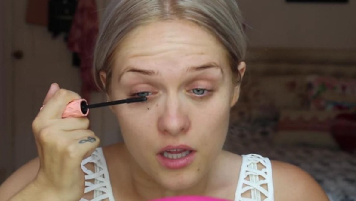 Povestea dramatică din spatele unui tutorial de make-up. Ce ascunde, de fapt, această fată