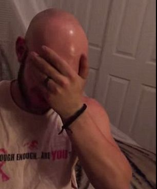 Reacția unui bărbat care primește un test de sarcină pozitiv, împachetat într-o cutie de ceas