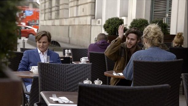 L-a hipnotizat să se plesnească de fiecare dată când se uită după altă femeie