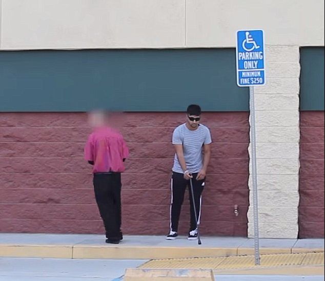 S-a prefăcut că e orb, apoi a rugat străinii să-i verifice câștigul la loto. Reacția trecătorilor