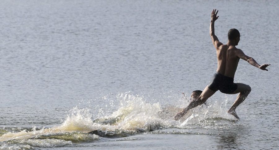 Un călugăr shaolin merge pe apă în timp record