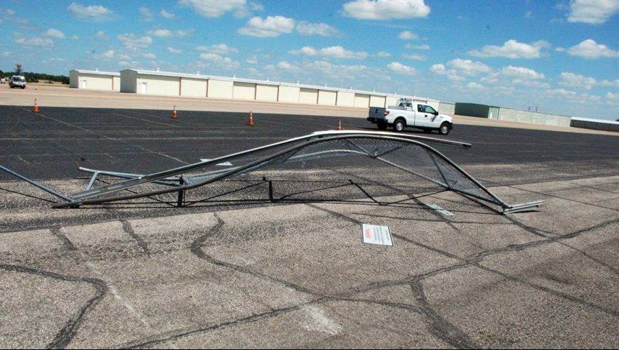 Un bărbat din Texas a fost arestat după ce a încercat să fure un avion cu un... băț