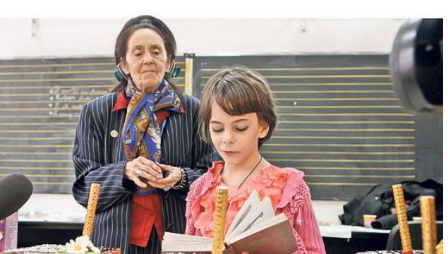 Fata Adrianei Iliescu, "cea mai bătrână mamă", a postat imagini din camera ei 