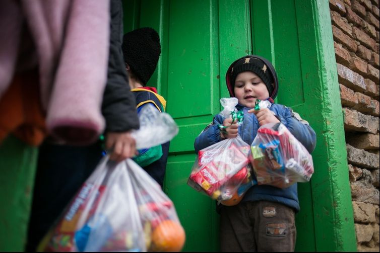 Tichet social pentru copii din familii defavorizate. Ce trebuie să facă părinții, să primească banii