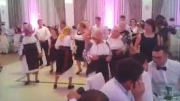 Patru bătrâne din Suceava au devenit vedete pe Facebook. Cum au fost filmate, la o nuntă
