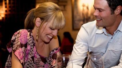 Cum flirtează bărbații atunci când sunt beți, în funcție de zodia lor. Nativii care prind curaj și cei care devin extrem de romantici și atenți