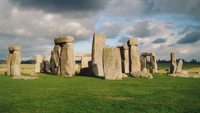 Descoperirea secolului la 3 km de Stonehenge. Sunt uriașe și zăceau îngropate!