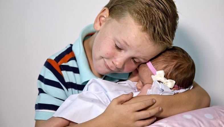 Reacţiile uimitoare a şase fraţi atunci când îşi întâlnesc prima dată surioara nou născută