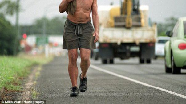 Fiul unei prințese trăiește ca Tarzan. Cum arată bărbatul care s-a retras în sălbăticie 