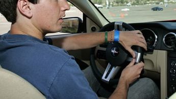 S-a crezut în GTA: un adolescent de 17 ani a furat o maşină şi a condus-o fără permis